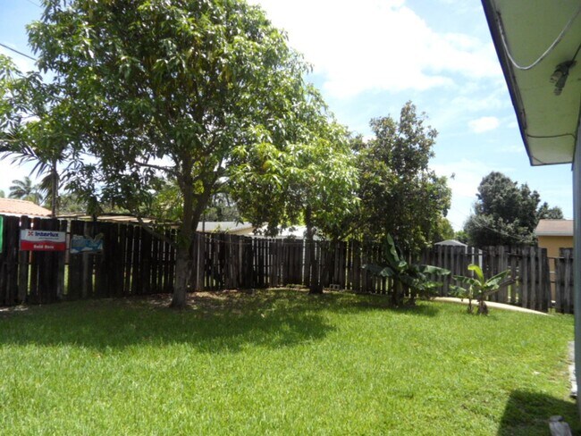 Building Photo - Fully Renovated 2BD Home in Dania Beach - Available Mid-January!