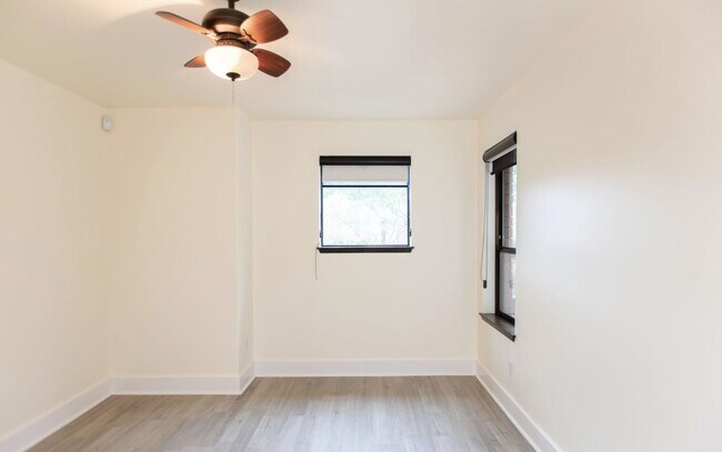 Building Photo - 1300 W 5th St