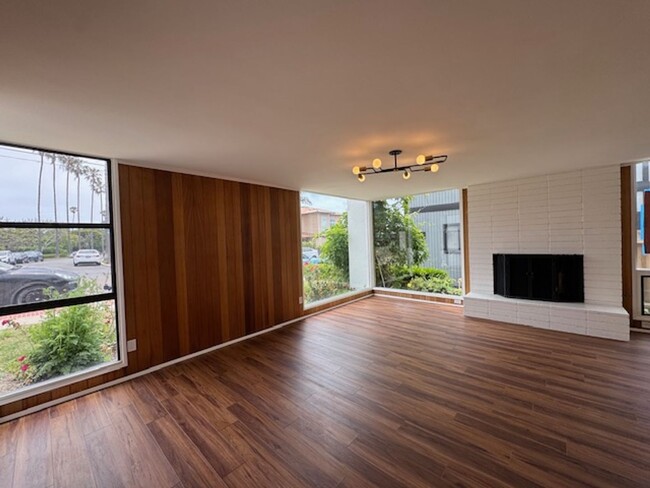 Building Photo - Recently Renovated 2 Bed / 2 Bath Apartmen...