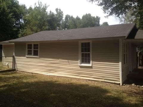 Building Photo - **AVAILABLE NOW**3 BEDROOM  / 1 BATHROOM H...