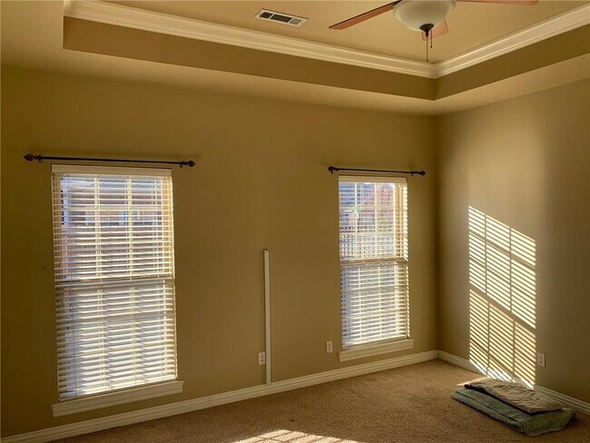 Building Photo - 6453 Tall Oaks Loop S