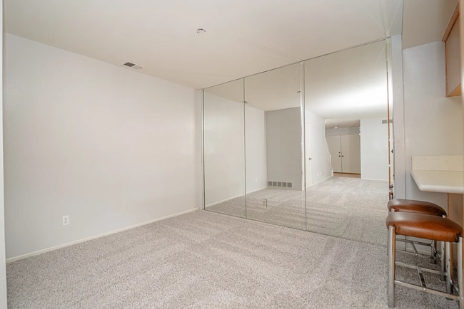 Building Photo - Beautiful 4 Bd Townhouse
