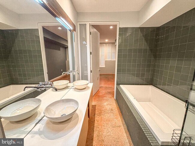 Building Photo - 149 W Laurel St