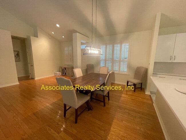 Building Photo - Just Listed!   Fabulous home in Southgate!