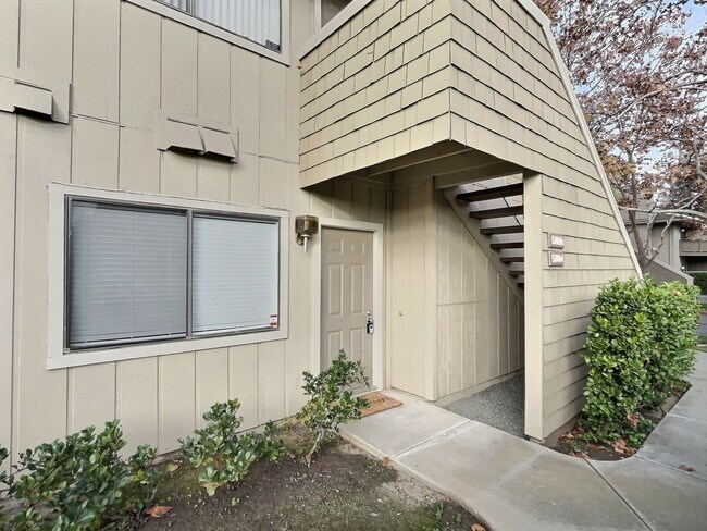 Building Photo - 1 Bed/1 Bath Updated Condo with Great Amen...