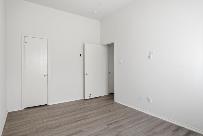 Building Photo - 518 Niagara Falls Dr
