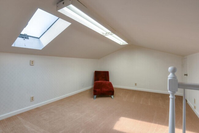 Building Photo - 546 Woodstock Way