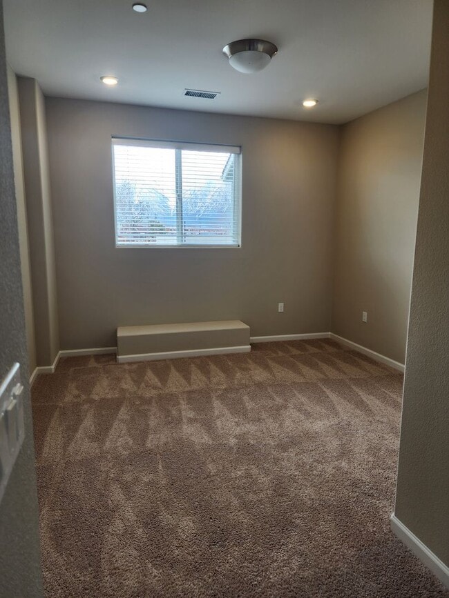 Building Photo - 4/2.5 Modern & Beautiful Townhome in Minden