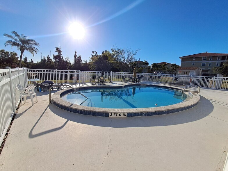 Building Photo - 2/2 Condo Off of McGreggor $500 OFF FIRST MONTH