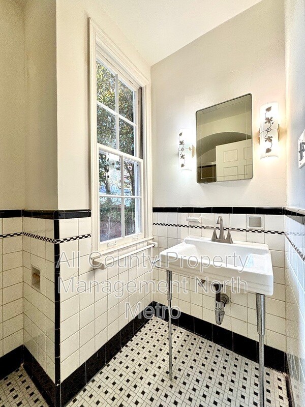 Building Photo - 2416 Dellwood Dr NW