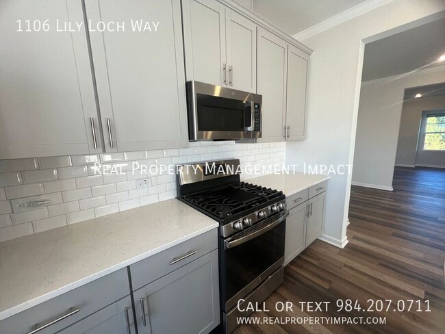 Building Photo - Spacious 4 bedroom 4 Bath Modern Townhome ...