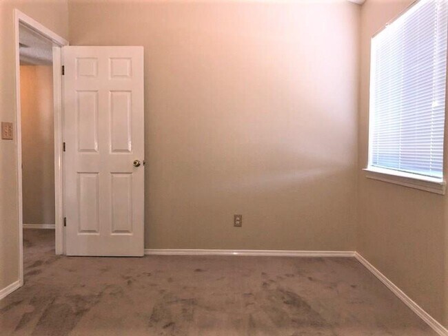 Building Photo - 3052 Tierra Humeda Dr
