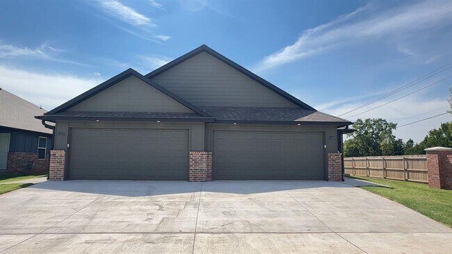 Building Photo - 11517 University Dr