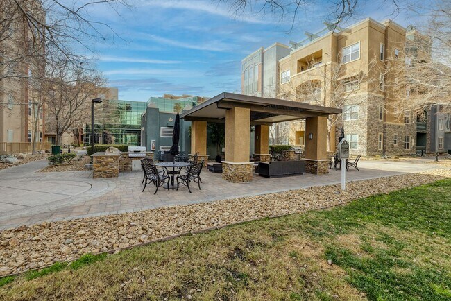 Building Photo - Guard Gated 3rd Floor Unit off Las Vegas Blvd