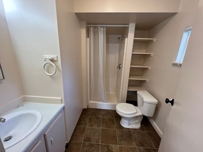 Building Photo - Cute cottage in Seal Rock!