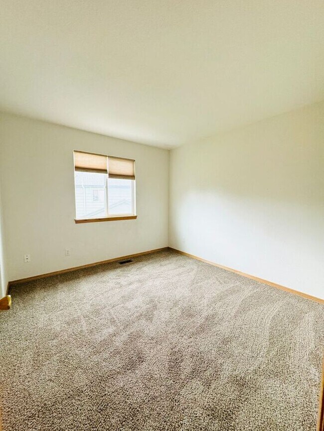 Building Photo - Gorgeous 5 Bedroom 3.5 Bath House with 3 c...