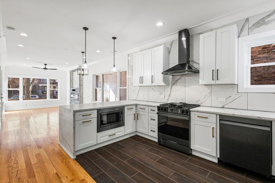 Building Photo - 3934 N Sawyer Ave