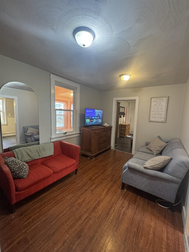 Building Photo - 10 Meadow St