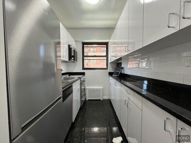 Building Photo - 165 E 35th St