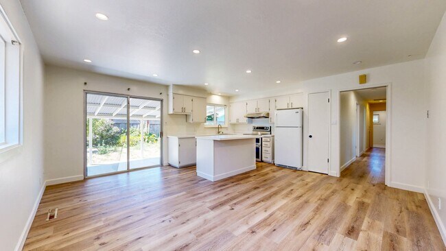 Building Photo - 1925 Leafgreen Dr