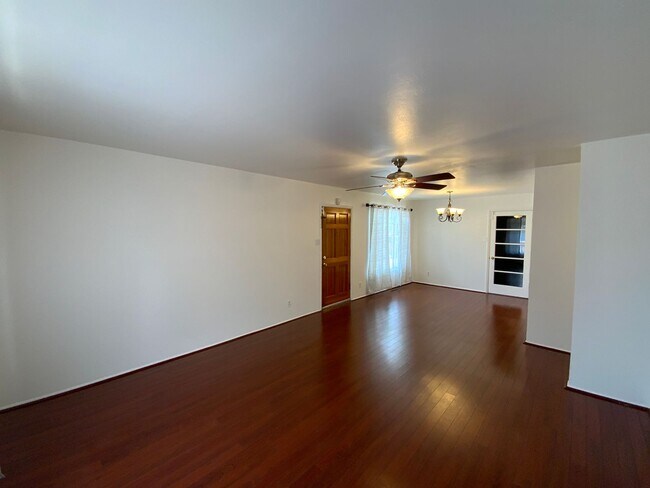 Building Photo - 3 Bedroom Single Story Available Near Coma...