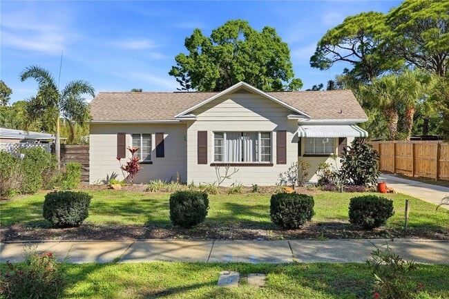 Building Photo - 755 Alamanda Way S