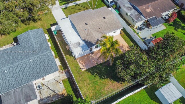 Building Photo - 9428 SW 51st Ct