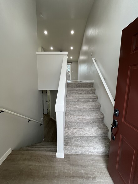 Building Photo - 607 W 1st St