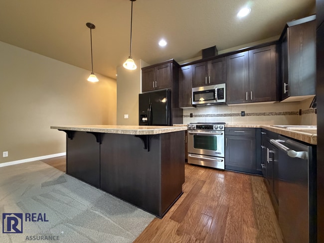 Building Photo - MOVE-IN SPECIAL - Spacious 2BR Townhome with Garage Parking in Prime Beaverton Location!