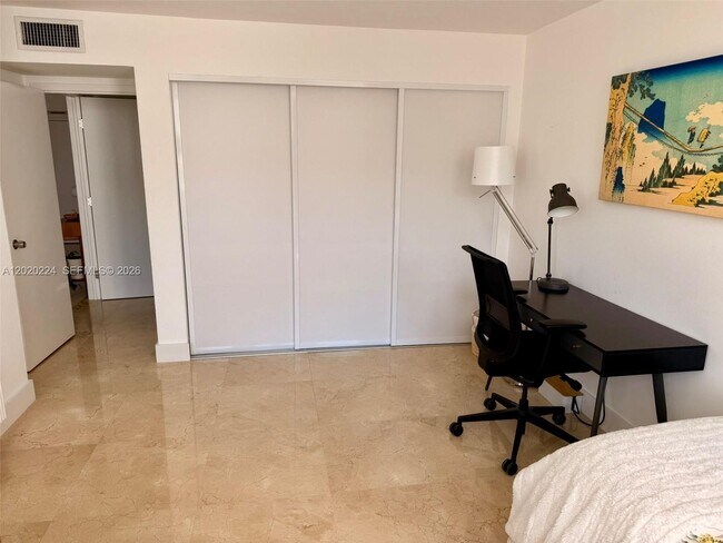 Building Photo - 1420 Brickell Bay Dr