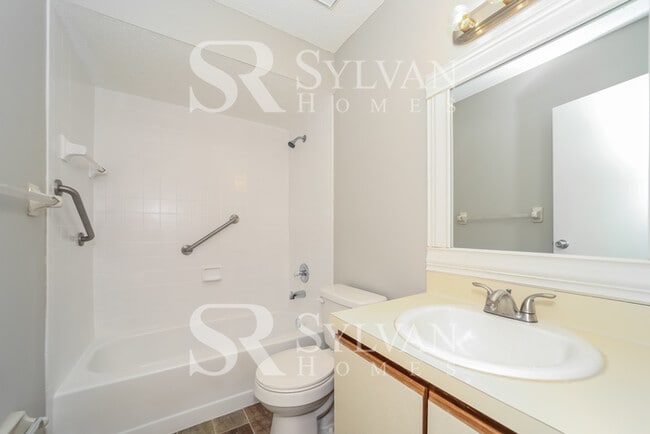 Building Photo - Feel right at home in this charming 3 bedroom, 2 bathroom home