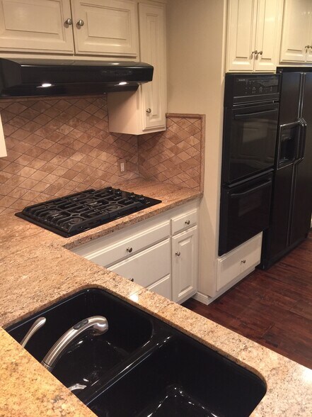 Building Photo - 2000 Karen St