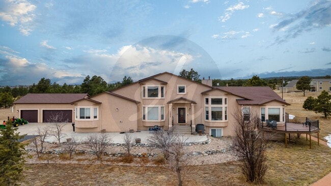 Building Photo - Country Living on 13.5 Acres