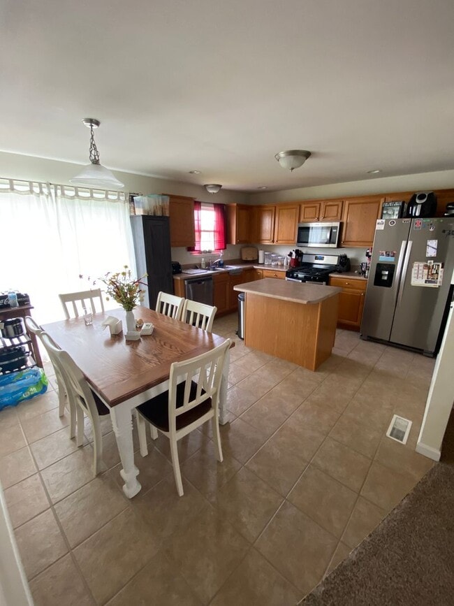 Building Photo - Great 3-bed, 2.5 bath home with a scenic v...