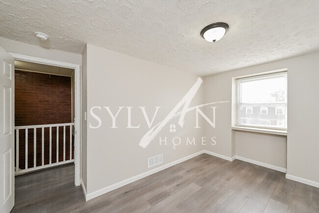 Building Photo - Lovely 3 level townhome in Essex!