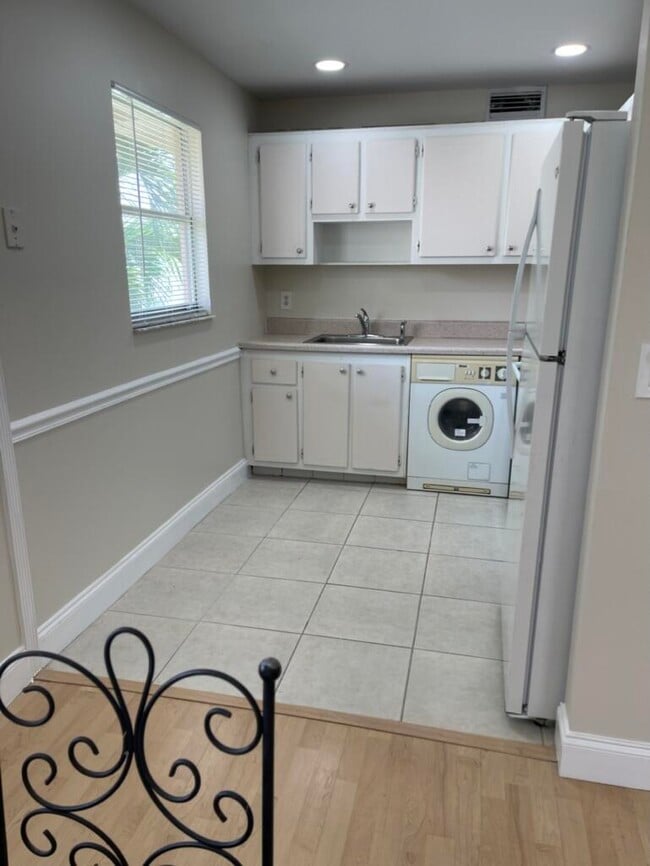 Building Photo - 472 Saxony Way