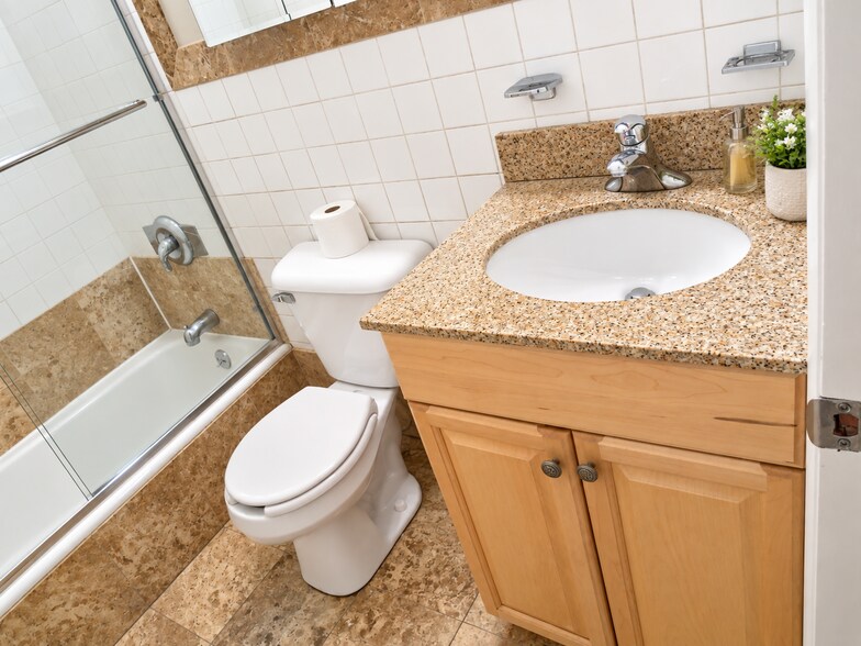 Bathroom - 2158 W Erie St