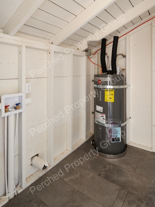 Building Photo - 1135 NE Holland St