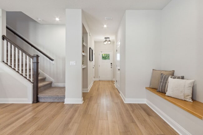 Building Photo - 579 Meadow Creek Dr