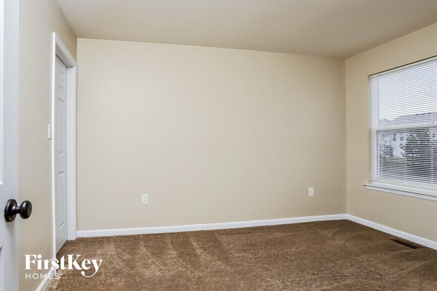 Building Photo - 700 Phoenix Way