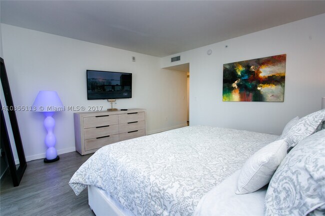 Building Photo - 2600 E Hallandale Beach Blvd