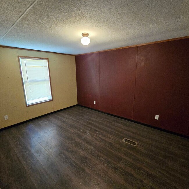 Building Photo - City Charm and Country Livin' 2/1 Mobile Home in West Batesville