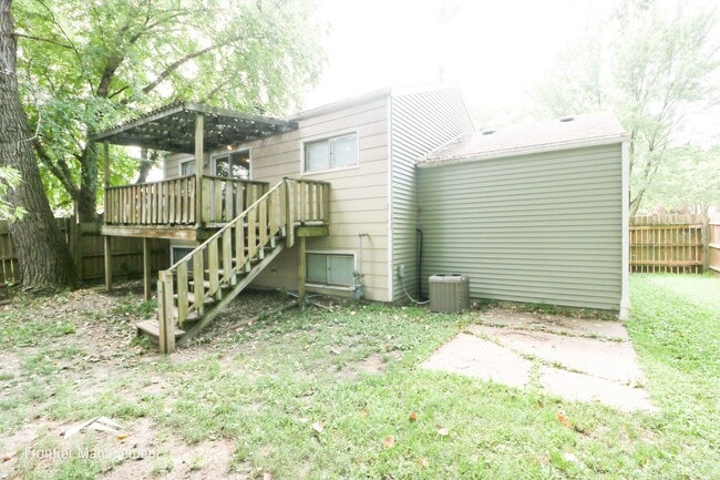 Building Photo - Spacious 3 bedroom townhome with a fenced in backyard!