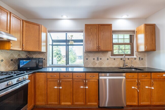 Building Photo - 2 bed 2.5 bath