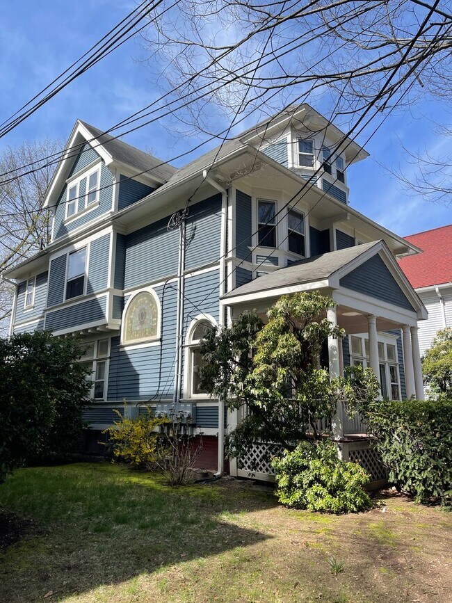 Building Photo - 288 Willow St