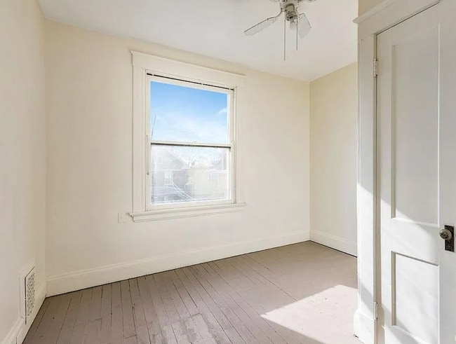 Building Photo - Spacious 5-Bed Gem with 2 Kitchens in Prime Cincinnati Location – Freshly Updated!