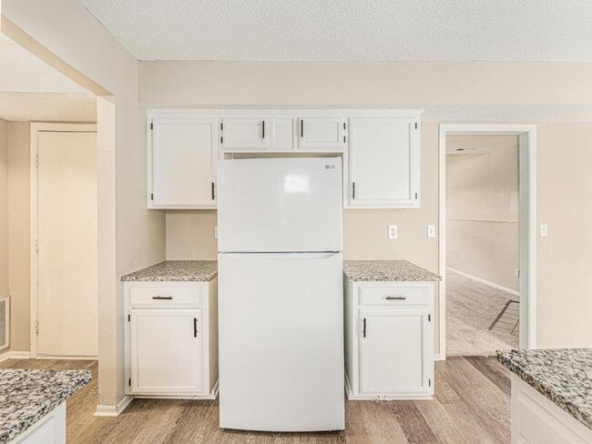 Building Photo - 810 SW Pinebrook Village Ct