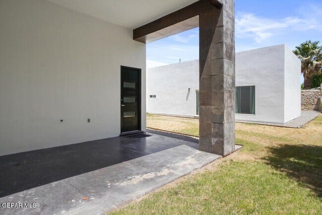 Building Photo - 6324 Via Serena Dr