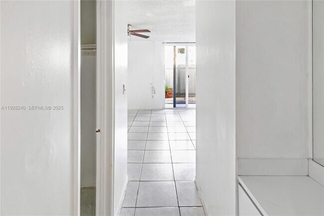 Building Photo - 10000 NW 80th Ct