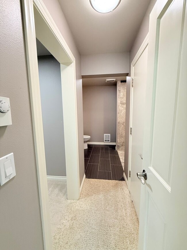 Building Photo - Spacious 5 Bedroom Home with A/C, Den, Waterfall in Prime Kenmore Cul-de-Sac